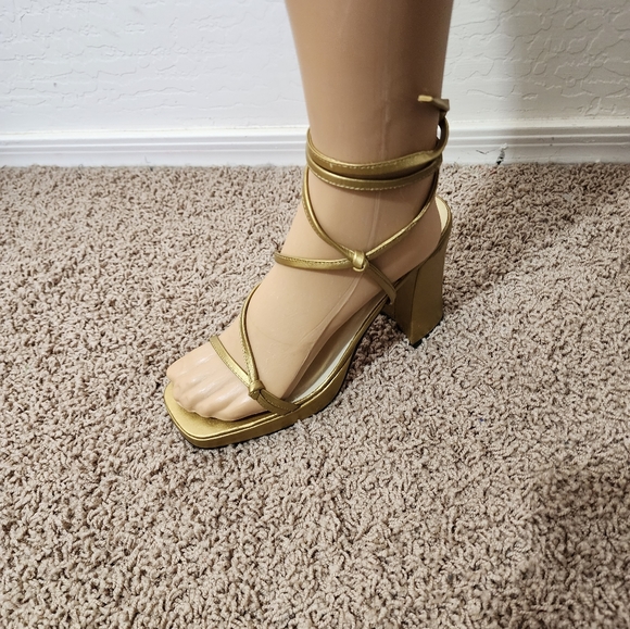 NWOT COLIN STUART Gold Strappy stack heel shoes - Picture 5 of 7